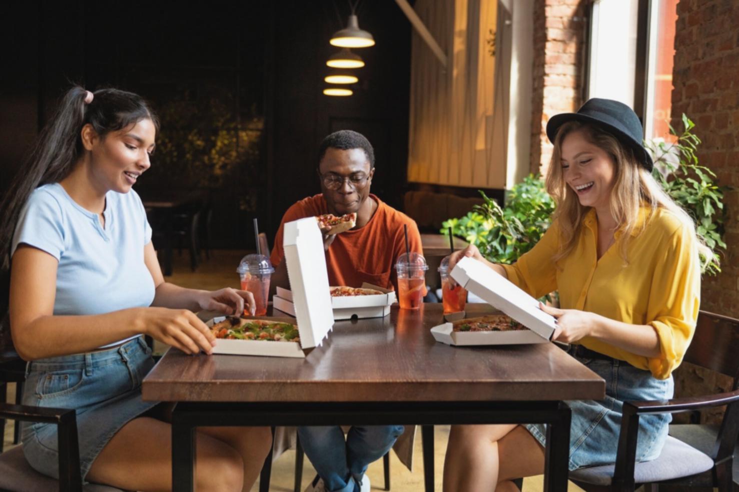 Risikomanagement Konzept mit Schutzschild und Finanzsymbolen