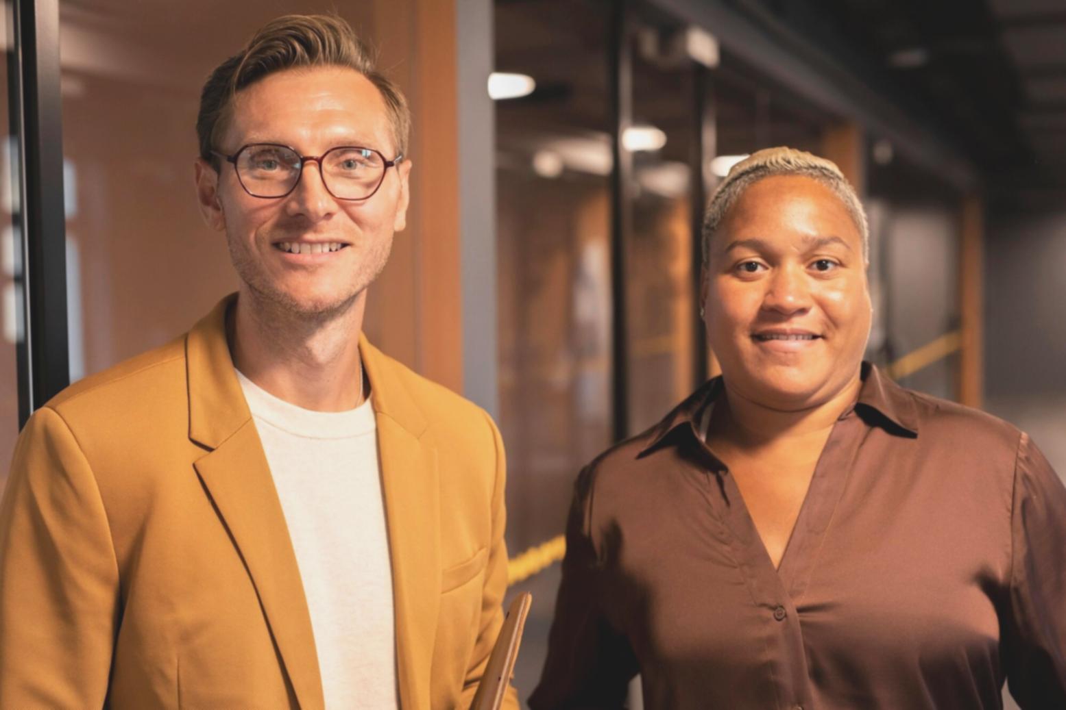 Finanzplanung Arbeitsplatz mit Dokumenten und Taschenrechner